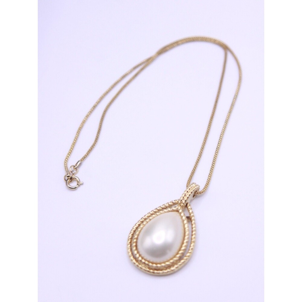 Vtg Trifari Gold Tone Faux Pearl tear drop shape 16" Necklace